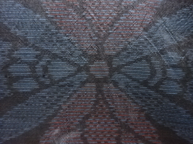 アンティーク　抽象模様織出し本場泥大島紬着物